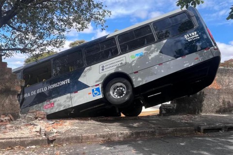 Ônibus perde os freios, bate em muro de creche e deixa feridos no bairro Salgado Filho, em BH