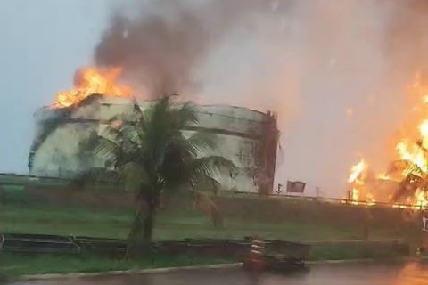 Raio atinge usina e causa incêndio em tanques de etanol em MG; veja vídeo do fogo