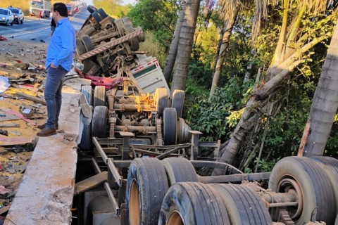 Motorista morre após acidente com três carretas próximo ao Trevão