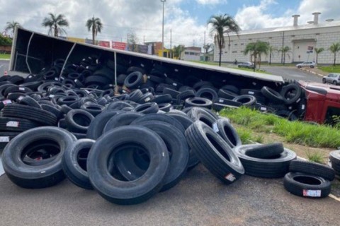 Caminhão carregado com 18 toneladas de pneus tomba na via de acesso à BR-050, próximo à Rondon Pacheco em Uberlândia