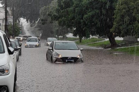 Pai e filha de 9 anos ficam ilhados dentro de carro durante temporal em Uberlândia