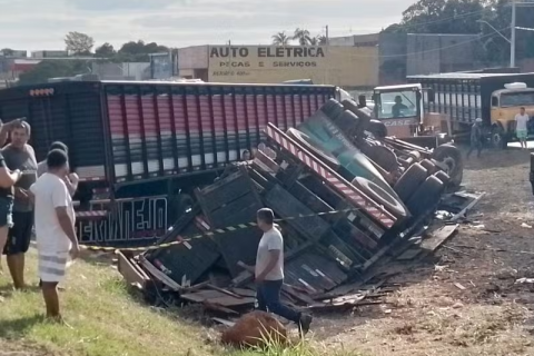 Carreta tomba na BR-050 e motorista morre ao ficar preso às ferragens